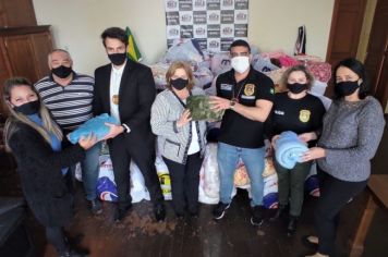 A Polícia Civil realizou uma campanha com empresas da cidade, que resultou na doação de 623 cobertores e edredons
