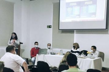 ADMINISTRAÇÃO MUNICIPAL REALIZA REUNIÃO PARA INTENSIFICAR CONSCIENTIZAÇÃO CONTRA COVID-19