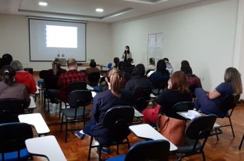 Coordenadora da vigilância epidemiológica Isabela Tofoli, realizou uma palestra na antiga Maternidade do Hospital Francisco Rosas