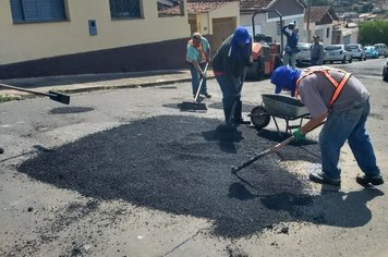 Operação tapa-buracos segue pelas ruas do município.