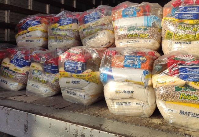 A Administração Municipal iniciou a entrega de 2.425 cestas e Kit Merenda