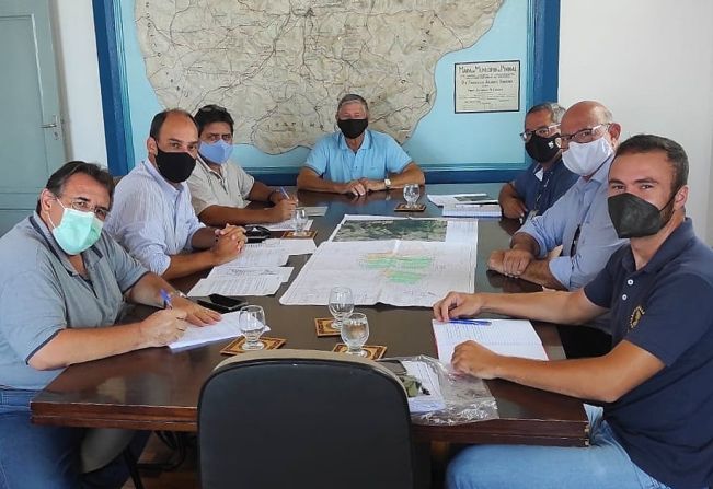 PREFEITURA MUNICIPAL, CDHU, SABESP E CONSTRUTORA CONVERSAM SOBRE O INÍCIO DAS OBRAS DE INFRAESTRUTURA DAS CASAS POPULARES