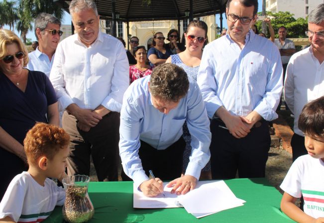 Prefeito sanciona lei para firmar parcerias com cidade de Lousã, em Portugal