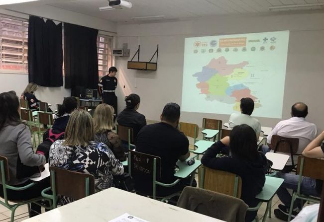 Secretaria de Saúde promove treinamento para enfermeiros, técnicos e auxiliares de enfermagem e médicos.