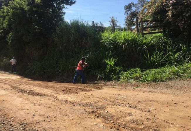 Departamento de Agricultura realiza serviço de roçagem e passagem da Patrol nas estradas do Vinagrão e do Funil