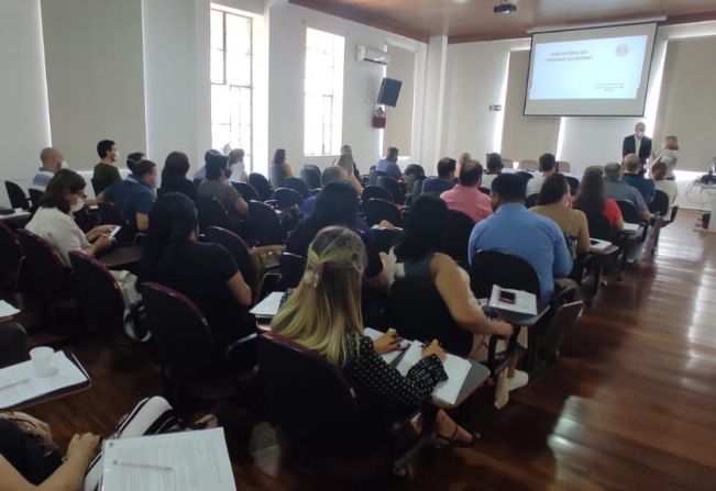 A Administração Municipal promoveu nessa segunda-feira (29/11) o curso sobre o tema: “A NOVA LEI DE LICITAÇÕES”