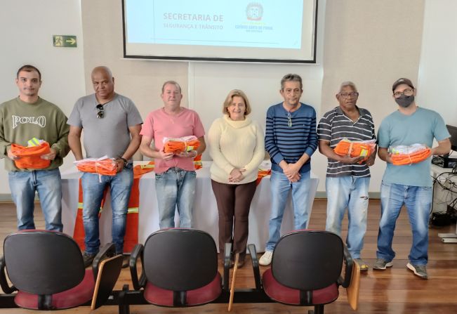 ENTREGA DE NOVOS UNIFORMES PARA O SETOR DE TRÂNSITO  