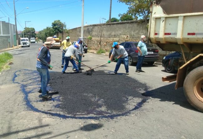 PREFEITURA MUNICIPAL CONTINUA COM A OPERAÇÃO TAPA-BURACOS