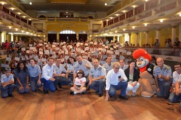 Cerimônia de formatura dos alunos do Programa Educacional de Resistência às Drogas e à Violência (Proerd)