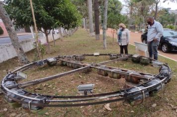 ADMINISTRAÇÃO MUNICIPAL RECUPERA FONTE DO LAGO MUNICIPAL APÓS 5 ANOS SEM FUNCIONAMENTO.