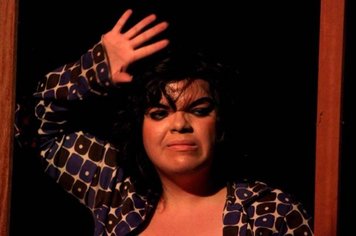 Espetáculo Só não levante o meu tapete, da Tríade Teatral, será apresentado hoje no Theatro Avenida