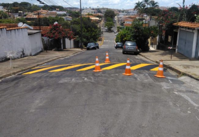 PREFEITURA DE ESPÍRITO SANTO DO PINHAL CONTINUA COM REVITALIZAÇÃO DA SINALIZAÇÃO DE TRÂNSITO