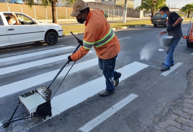 Espírito Santo do Pinhal recebe sinalização de trânsito com tinta termoplástica pela primeira vez na história