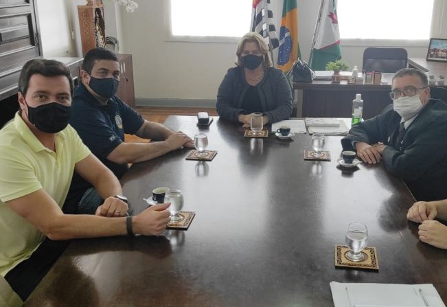 A Prefeita Municipal Cristina Brandão recebeu em seu gabinete os representantes do Lions Clube de Espirito Santo do Pinhal