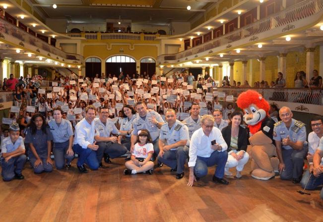 Cerimônia de formatura dos alunos do Programa Educacional de Resistência às Drogas e à Violência (Proerd)