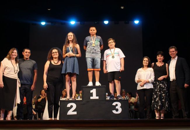 Educação entrega medalhas aos finalistas da Olimpíada de Matemática