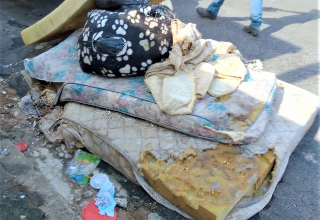 Coleta de restos de móveis, colchões, roupas e outros materiais descartados