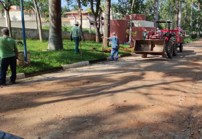 ADMINISTRAÇÃO MUNICIPAL REALIZA PROJETO DE JARDINAGEM E PLANTIO DE FLORES NO LAGO MUNICIPAL
