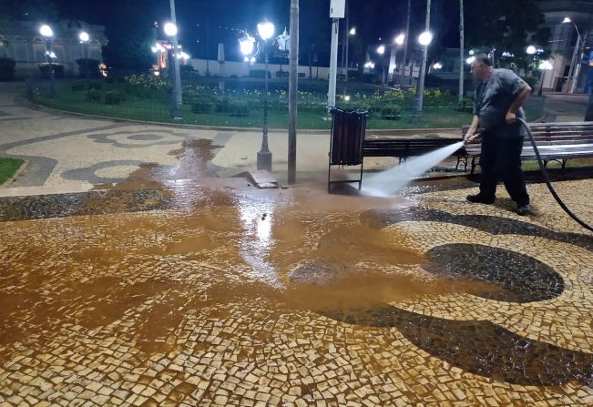 Lavagem de praças e rua. 
