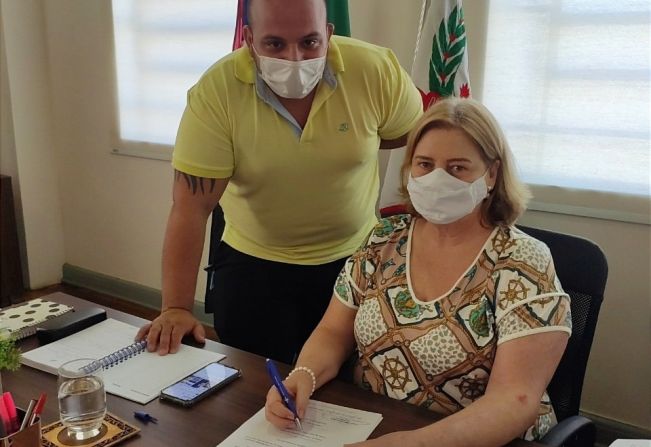 PREFEITURA MUNICIPAL ASSINA CONVÊNIO COM O CONDERG PARA REALIZAÇÃO DE 230 CIRURGIAS DE CATARATA