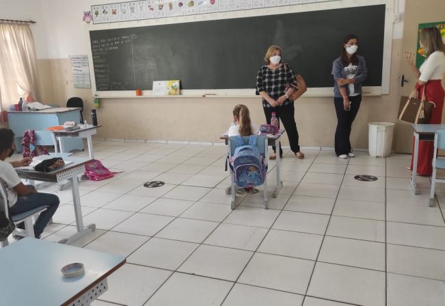 Prefeita e a Diretora de Educação visitaram mais duas escolas municipais