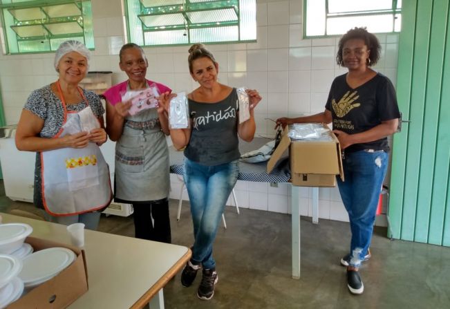 Grupo de voluntários confecciona e faz doação de máscaras para o Departamento de Promoção Social