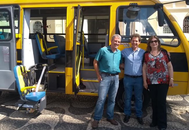  Prefeitura adquiri veículo apropriado para o transporte escolar