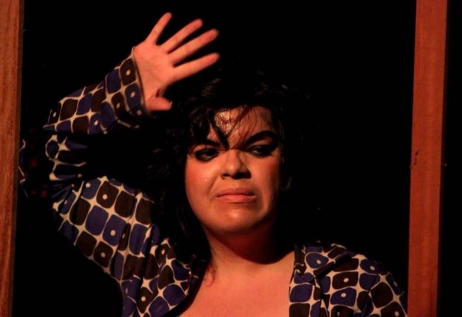 Espetáculo Só não levante o meu tapete, da Tríade Teatral, será apresentado hoje no Theatro Avenida