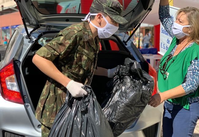 Drive-Thru da solidariedade arrecada cerca de 1,4 tonelada de alimentos e 7 mil peças de roupas em Espírito Santo do Pinhal