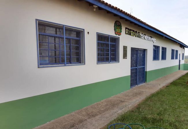 PREFEITURA DE ESPÍRITO SANTO DO PINHAL REALIZA PINTURA DA EMEB ORLINDA MARINELLI PEIGO