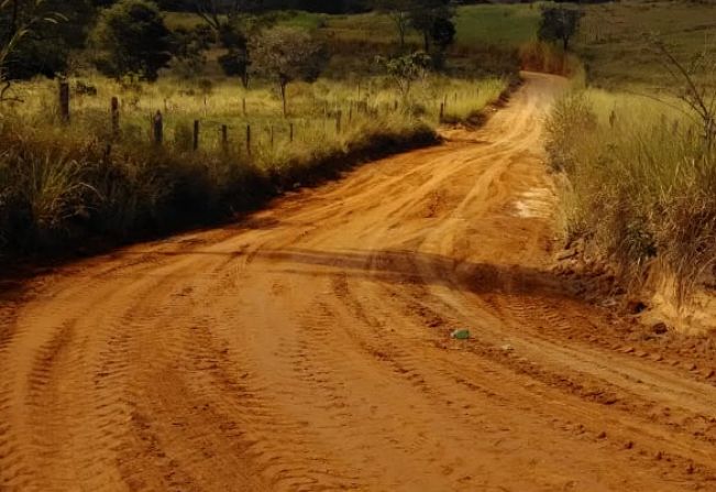 ADMINISTRAÇÃO MUNICIPAL TEM PROMOVIDO CONSTANTES MELHORIAS NAS ESTRADAS RURAIS.