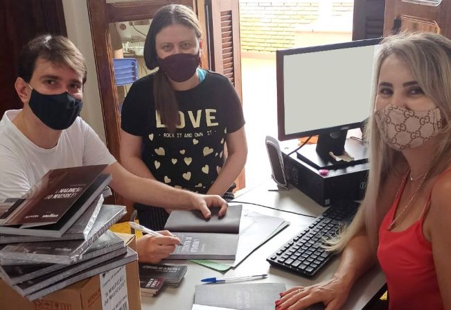  O escritor pinhalense, Ricardo Biazotto visita o Departamento de Educação!