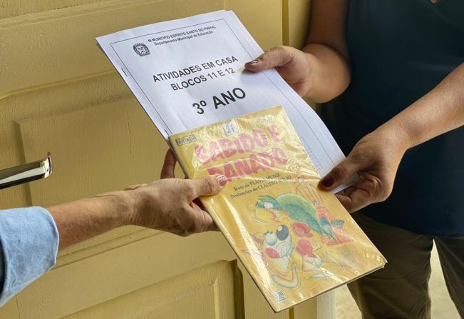 DEPARTAMENTO DE EDUCAÇÃO ENTREGA CADERNOS DE ATIVIDADES A ALUNOS DO ENSINO FUNDAMENTAL