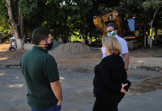 PREFEITA MUNICIPAL VISTORIA OBRAS DE CANALIZAÇÃO DE ÁGUAS PLUVIAS.